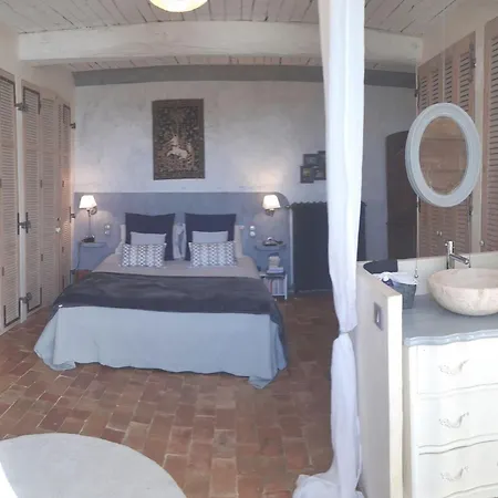 Elegant 18th-century Bastide In Provence With Panoramic Views And Private Pool مزرعة للإقامة